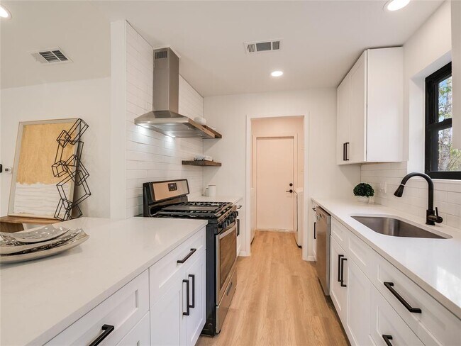 Building Photo - 10055 Woodland Village Dr