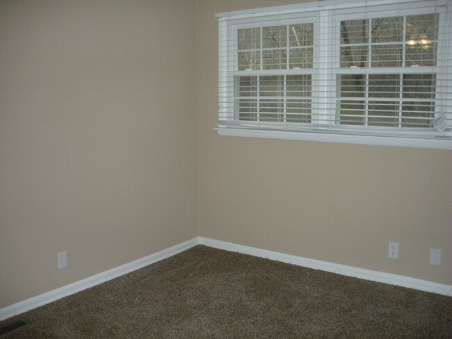 Building Photo - 2 bedroom / 1.5 bath Townhouse Kingsport, TN