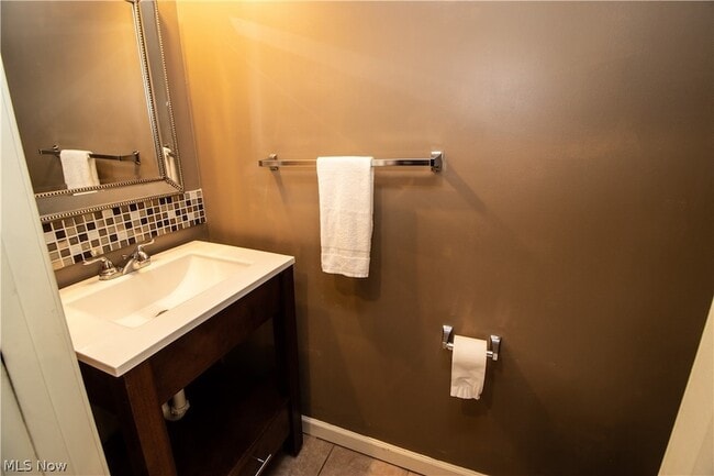 Building Photo - 4977 Lake View Dr