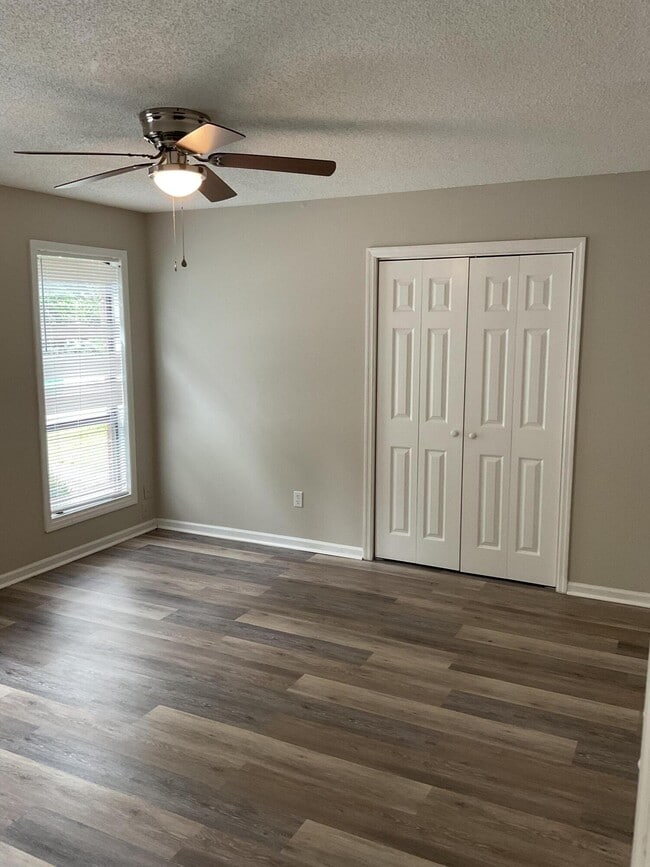 Building Photo - 1546 Hamilton Dr