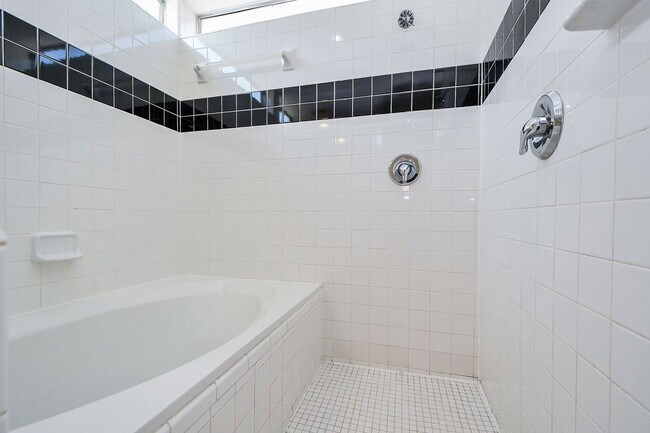 Building Photo - 824 Robin St
