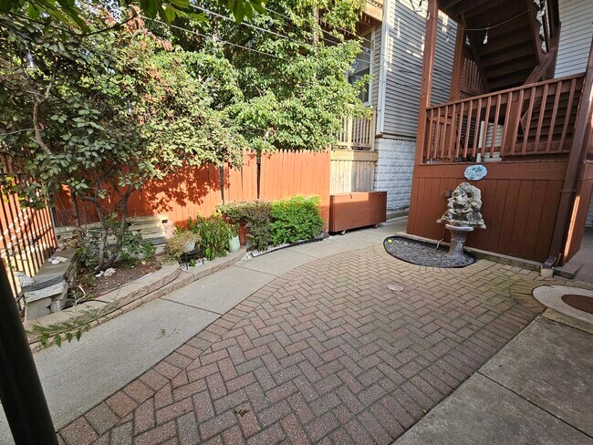 Building Photo - 1140 W Barry Ave