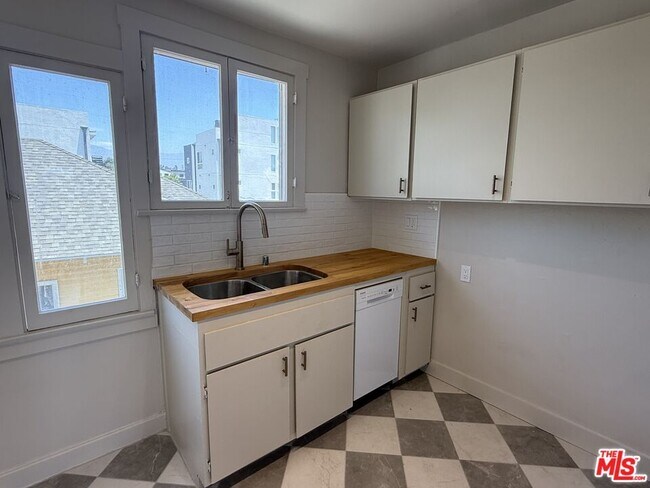 Building Photo - 130 S Ave 63