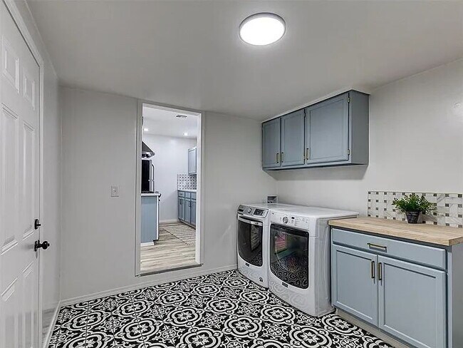 Building Photo - Modern Comfort in Every Square Foot