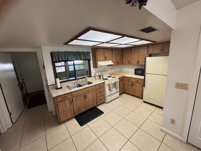 Building Photo - Quaint yet spacious 2/1 duplex avaliable f...