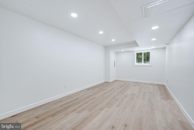 Building Photo - 866 Canal Dr