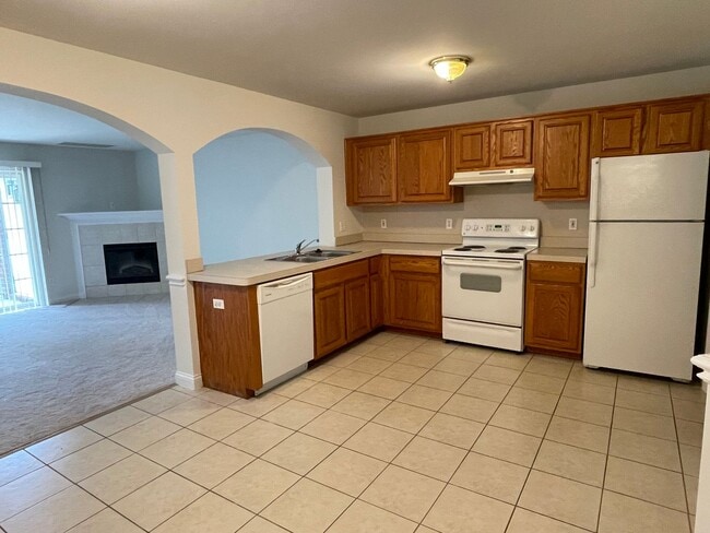 Building Photo - Shelby Twp 2-bedroom, 2-bath condo-style, private patio, 1st floor unit