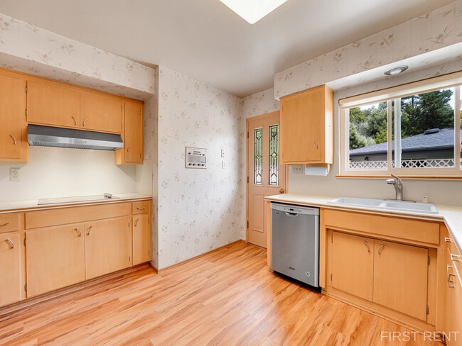 Building Photo - 5250 Vickie Dr