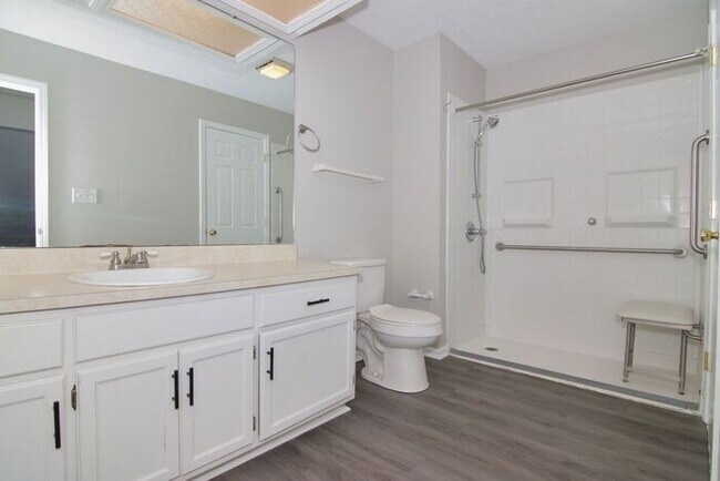 Building Photo - 2 Bedroom Condo