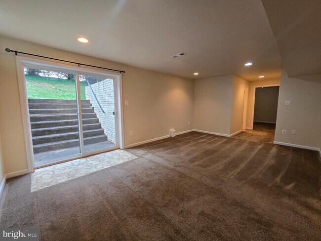 Building Photo - 832 Fox Den Rd