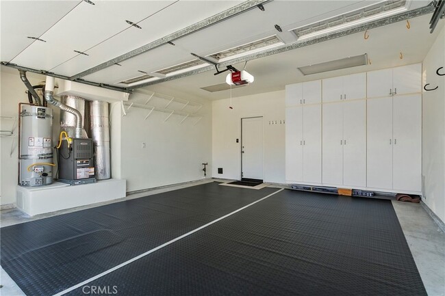 Building Photo - 11 Reina