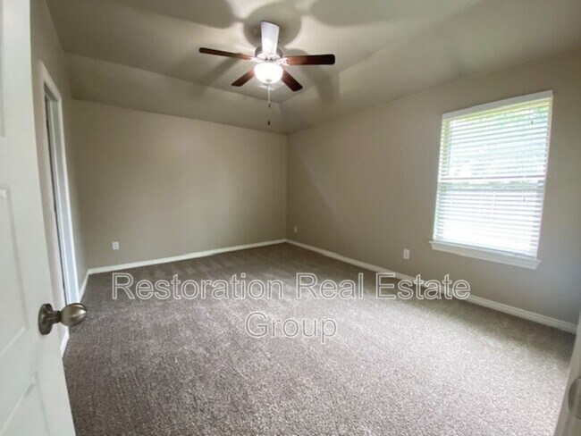 Building Photo - 2432 Fallview Dr