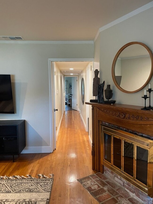 Building Photo - Charming 3 bedroom home in quiet neighborhood with detached office!