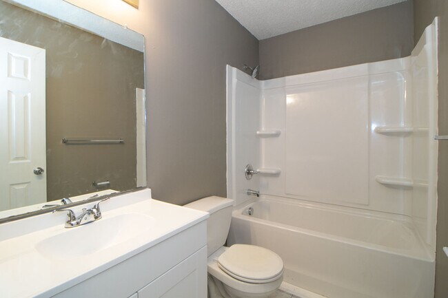 Building Photo - 924 Van Buren Ave