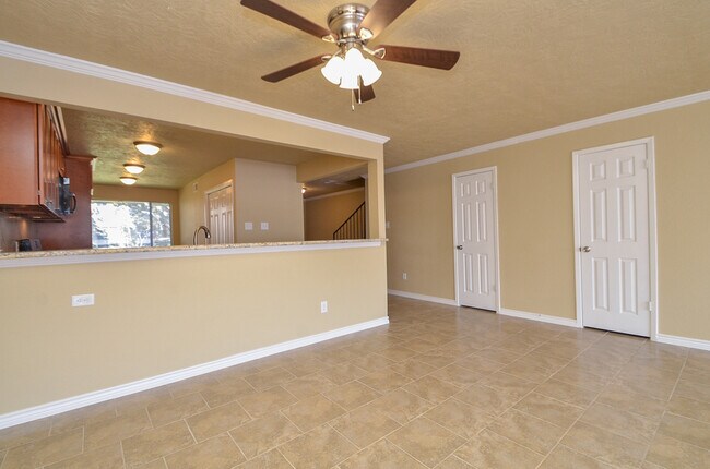 Building Photo - 3 BEDROOM TOWNHOME FOR LEASE IN LANGHAM CREEK