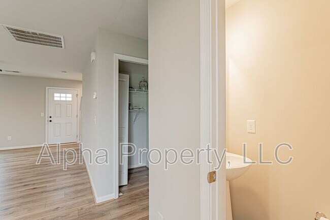 Building Photo - 10 Torrington Dr