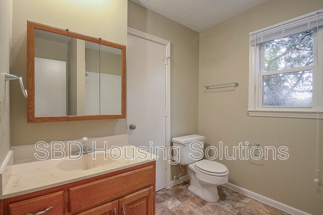 Building Photo - 2806 N Walrond Ave