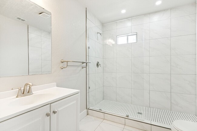 Building Photo - RENOVATED 3-BEDROOM HOME IN DENVER HEIGHTS
