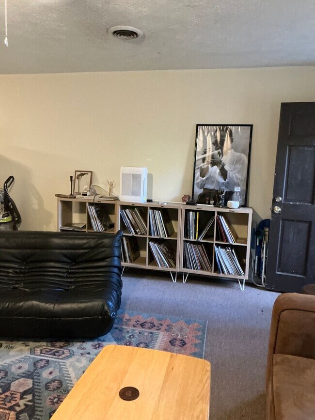 Building Photo - 2 bedroom 1 bath duplex is located off Whitehead Rd!