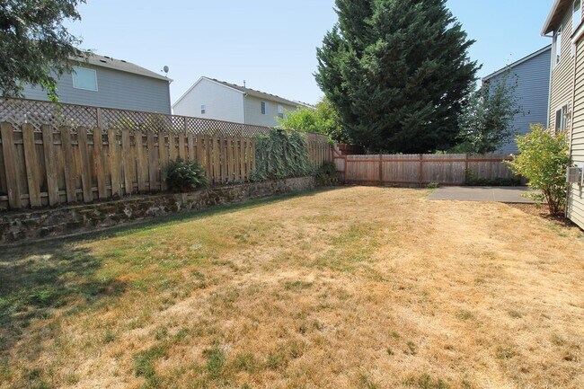 Building Photo - Custom-Built 5 Bedroom/3 Bath Home In A Great Sunnyside Neighborhood
