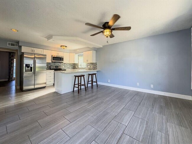 Building Photo - 902 NE 34th St