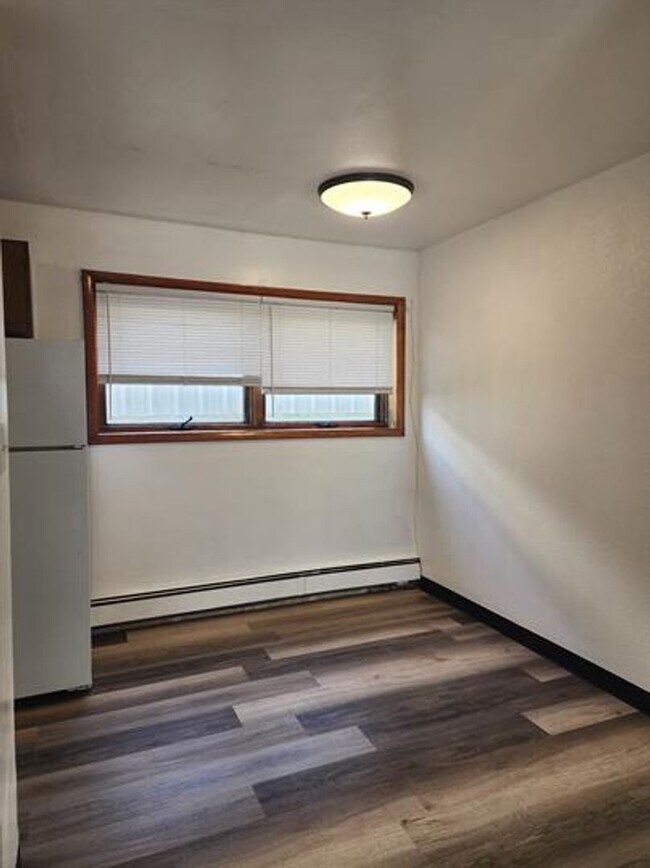 Building Photo - 604 2nd St