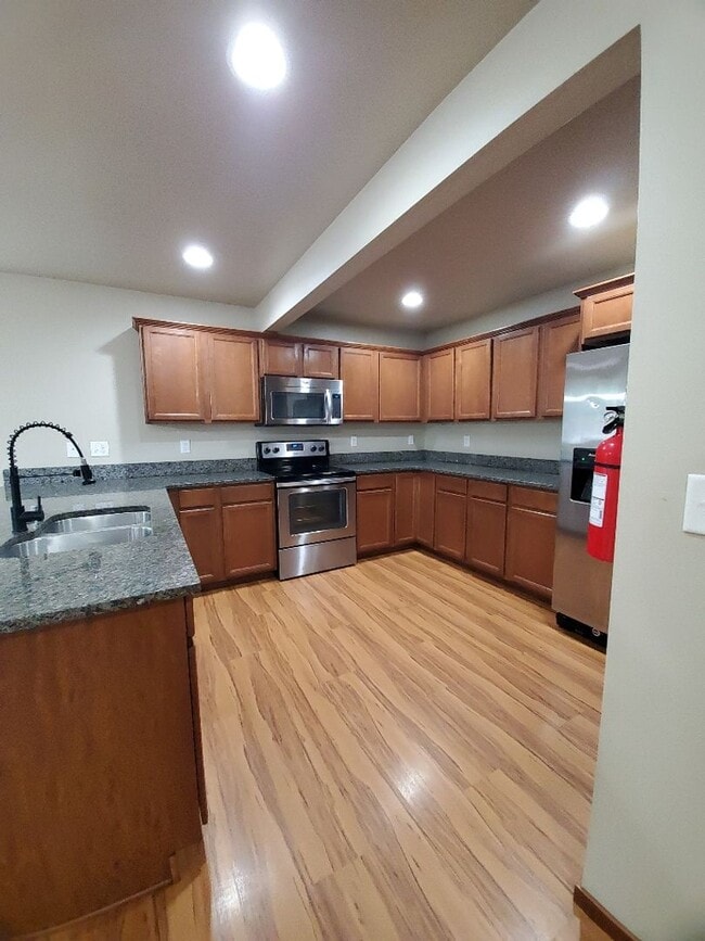 Building Photo - Pre-leasing NOW! 6 Bedroom, 3 Bath Home!