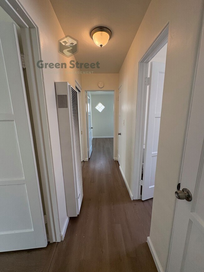 Building Photo - 1719 Oliver Ave