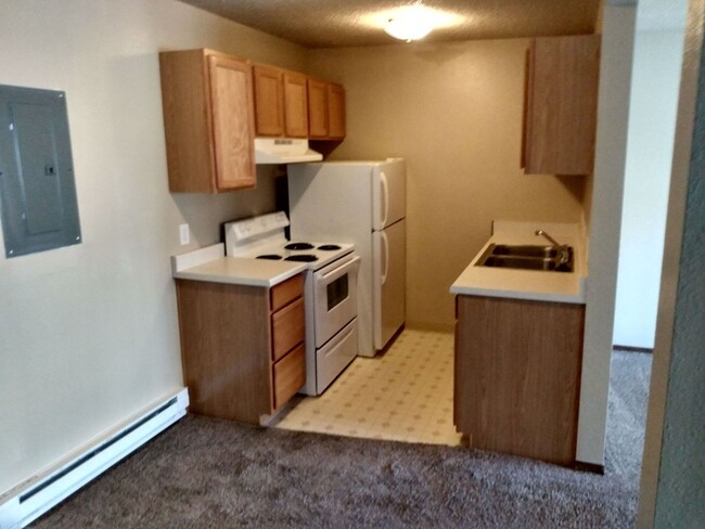 Building Photo - 1 bedroom 1 bathroom upstairs apartment - ...