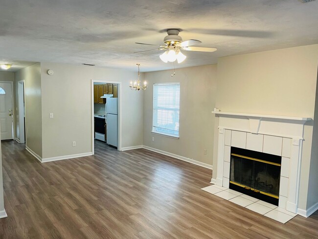 Building Photo - Spacious Townhouse off Hartsfield Road