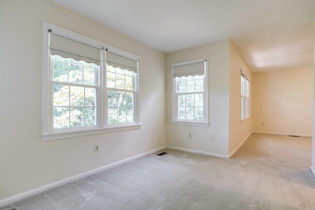 Building Photo - 1646 Montmorency Dr