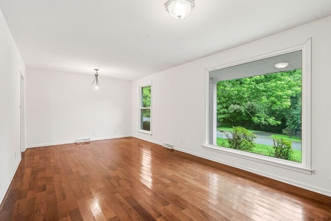 Building Photo - Beautiful Pet Friendly 3 bedroom home for ...