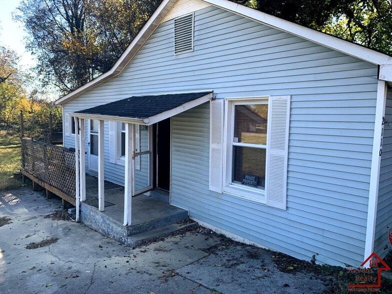 Primary Photo - 2110 Brown Ave