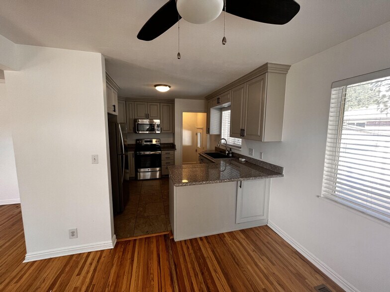 Building Photo - 1547 E Lanebrook Ln