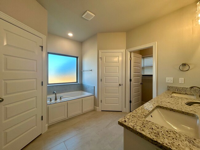 Building Photo - Beautiful Home in Pea Ridge, 3 Car Garage ...