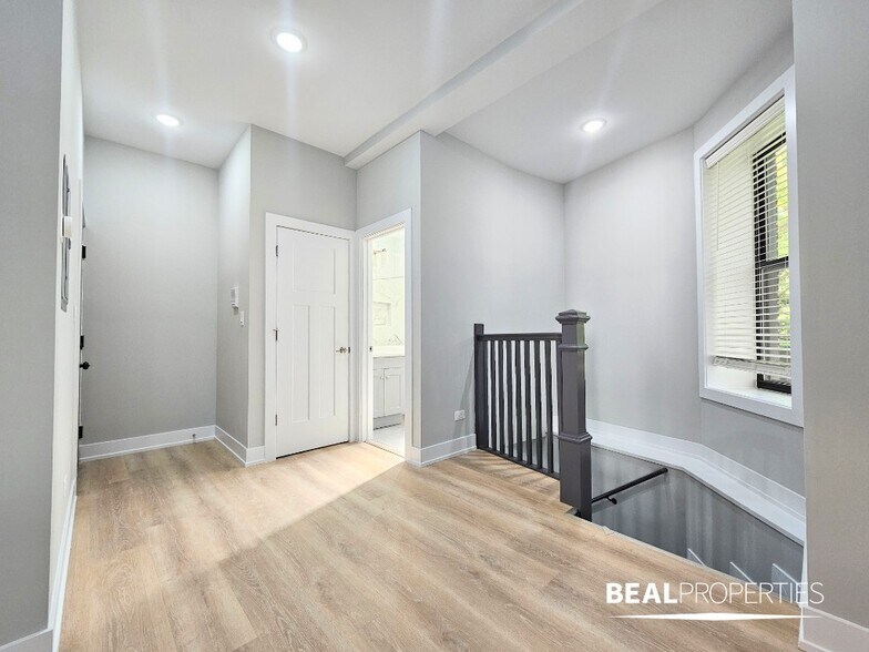 Building Photo - 428 W Belden Ave