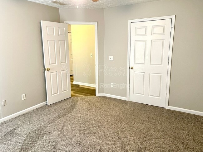 Building Photo - 460 Mountainview Dr