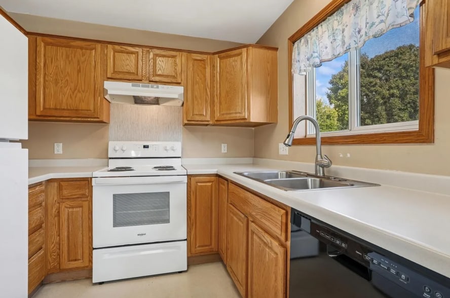 Building Photo - 728 S Main St