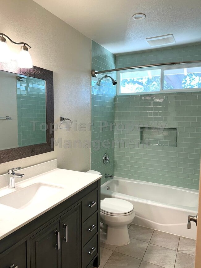 Building Photo - Beautiful and spacious 4 Bed/ 2.5 Bath/ 2,...