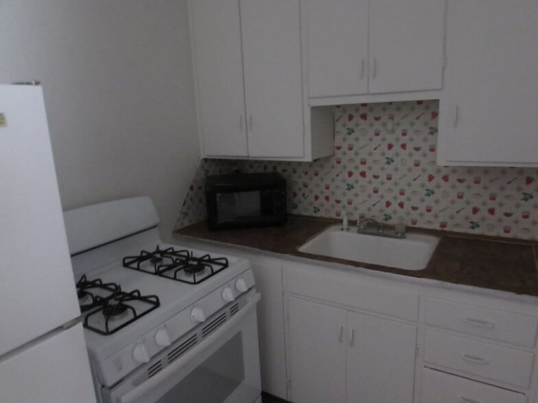 kitchen with new G.E. gas stove and refrigerator and microwave - 716 E 4th Ave
