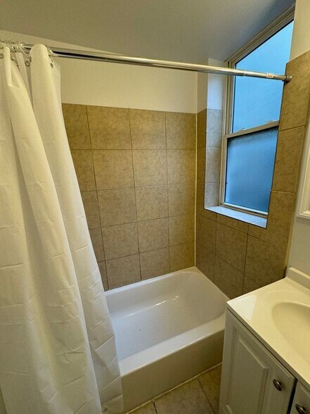 Building Photo - 1127 E 81st St