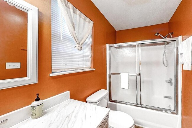 Building Photo - 247 Lakeview Ln