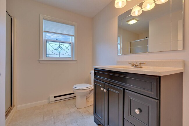 Building Photo - Charming Single Family Home offering  3-be...