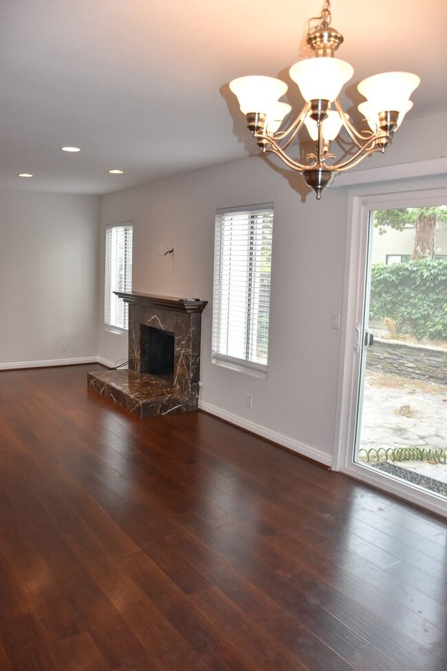 Building Photo - 3 Bedroom 2.5 Bath Hampton Court Condo Nea...
