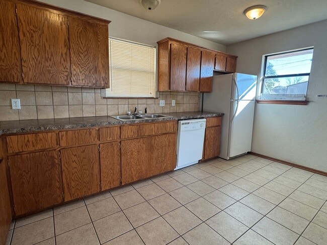 Building Photo - 1916 SW E Ave, Unit B- NOW AVAILABLE!