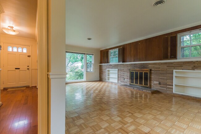 Building Photo - 9702 Bellevue Dr