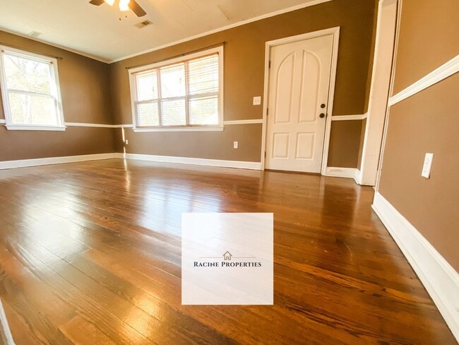 Building Photo - Cozy Two Bedroom Located Near Downtown Cli...