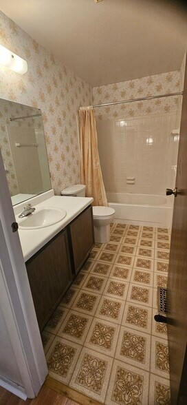 Guest Bath - 307 Countryside Dr