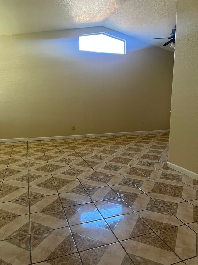 Building Photo - Lovely 3 bedroom 2 bath home in a great neighhborhood