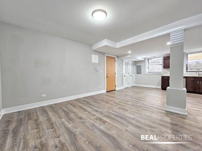 Building Photo - 2 bedroom in EVANSTON IL 60202